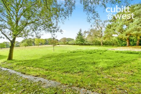 5 bedroom detached house to rent, Imberhorne Lane, East Grinstead, RH19