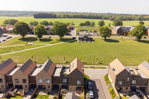 5 bedroom end of terrace house for sale, Songhurst Gardens, Crawley RH11