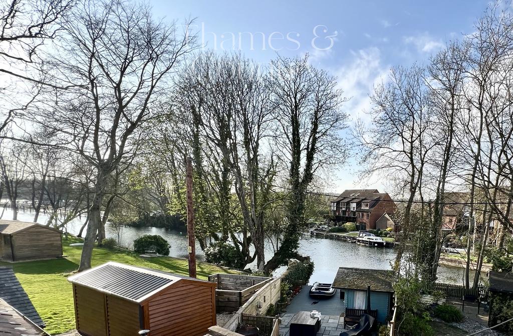 Primary bedroom River Thames view