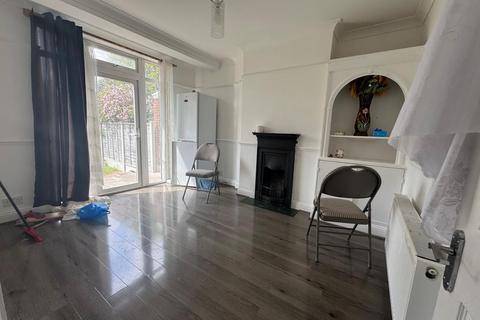 4 bedroom semi-detached house to rent, Craven Gardens, Ilford
