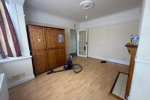 4 bedroom semi-detached house to rent, Craven Gardens, Ilford
