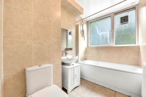 4 bedroom flat to rent, Dorset Road, London SW8
