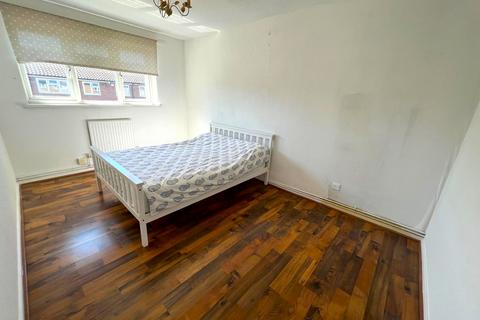 3 bedroom semi-detached house to rent, Liverpool Road, London E16