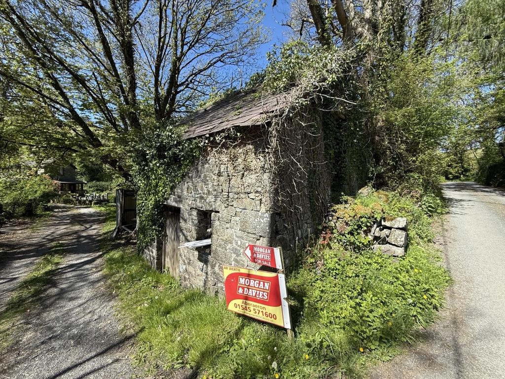 Detached Derelict Building (formerly a cow shed)