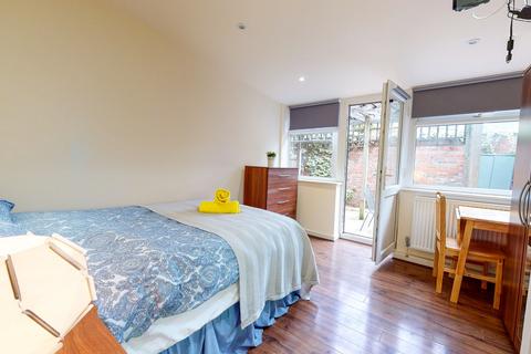 Studio to rent, Balmoral Road