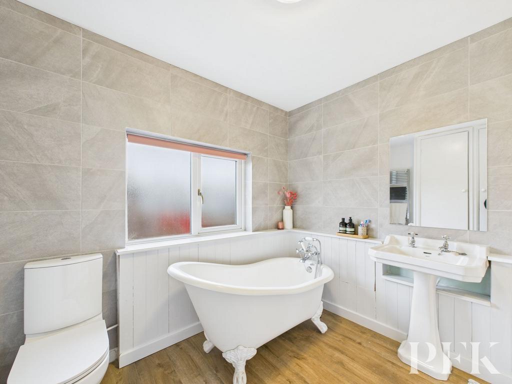 Family Bathroom 1