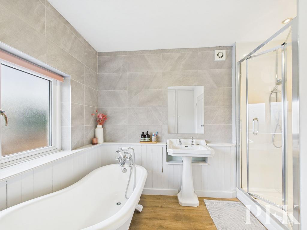Family Bathroom 1