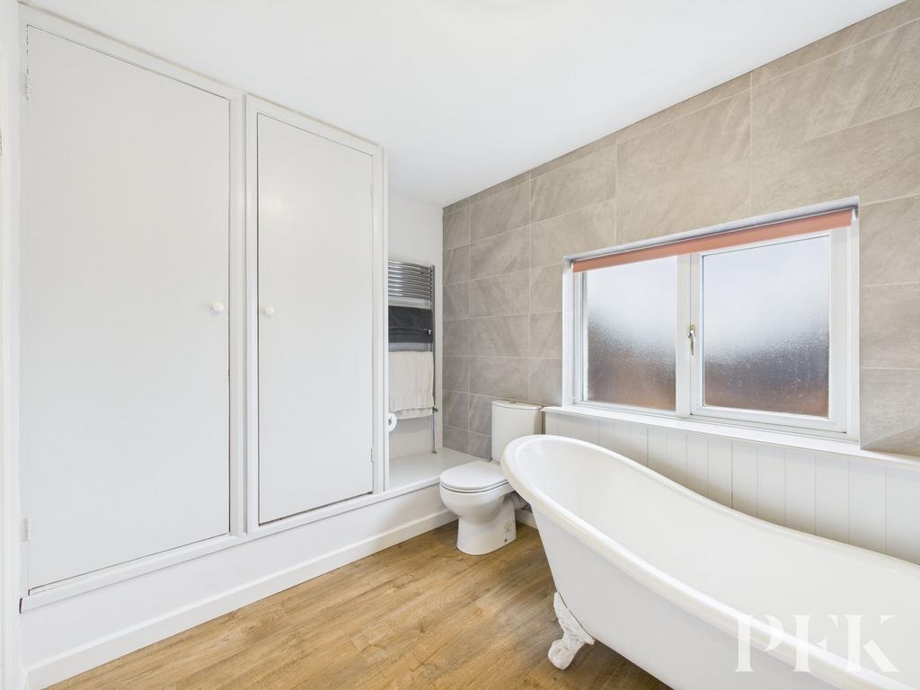 Family Bathroom 1