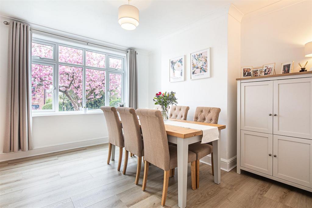 Sitting/dining area