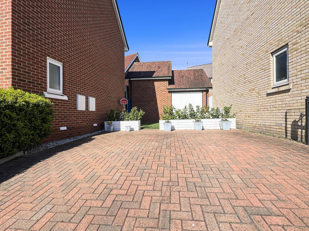 Garage &amp; Driveway Parking For 4 Vehicles