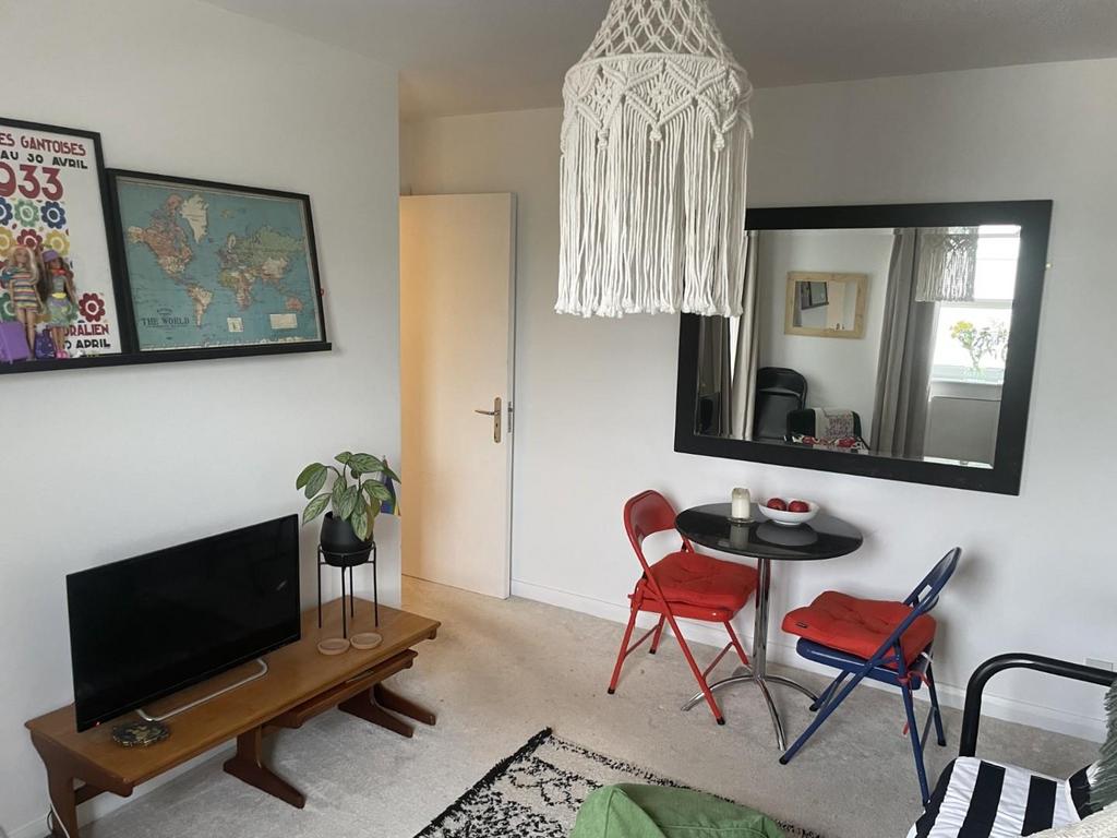 Lounge 3.jpg
