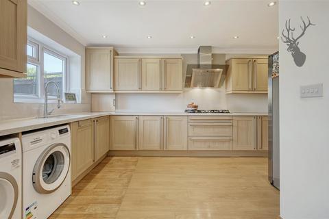 4 bedroom semi-detached house for sale, New Road, London E4