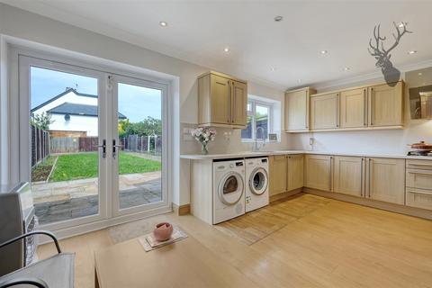 4 bedroom semi-detached house for sale, New Road, London E4