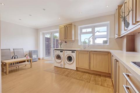 4 bedroom semi-detached house for sale, New Road, London E4