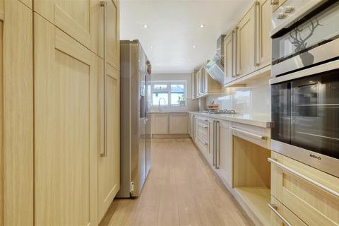 4 bedroom semi-detached house for sale, New Road, London E4