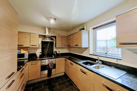 2 bedroom terraced house to rent, Highfield Court, Ossett, West Yorkshire, WF5