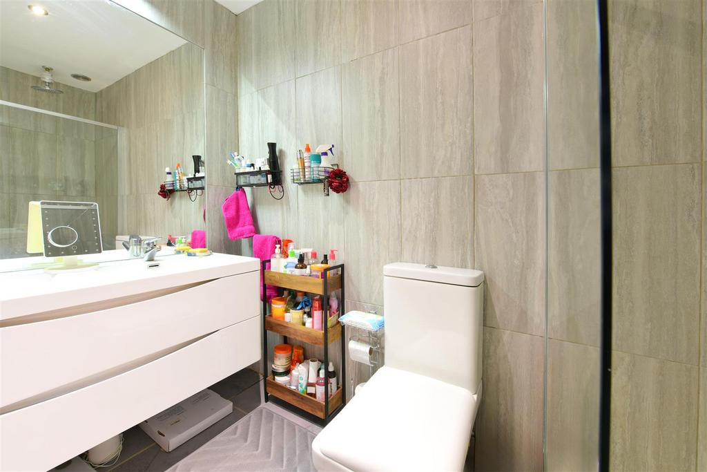 Ensuite shower room (bed 1)