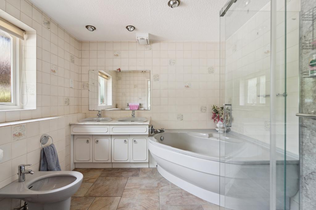 En-Suite Bathroom