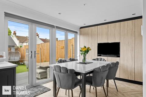 12 Woodbrook Gardens, Waltham Abbey, EN9 3DA