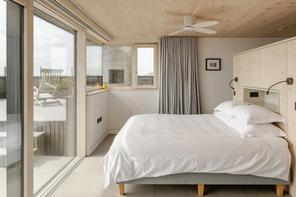 279974   20250424 the sea house camber tmh 73 h...