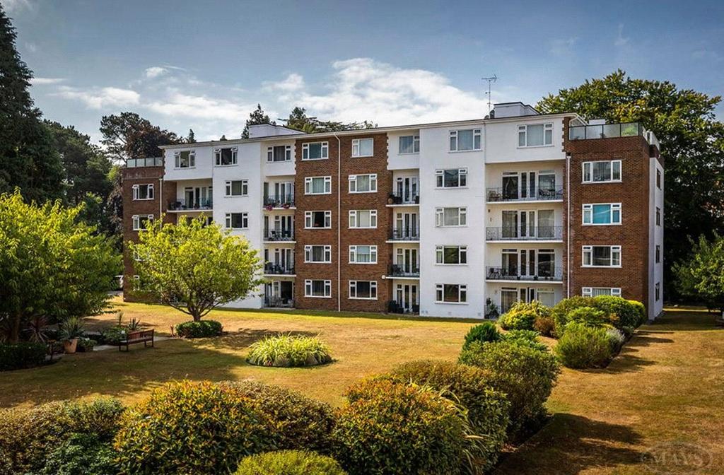 Avenue Court