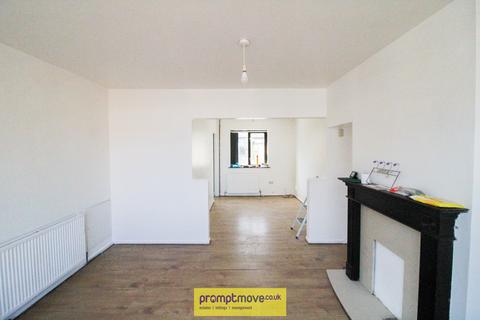 3 bedroom terraced house to rent, Connaught Road Luton LU4 8ES