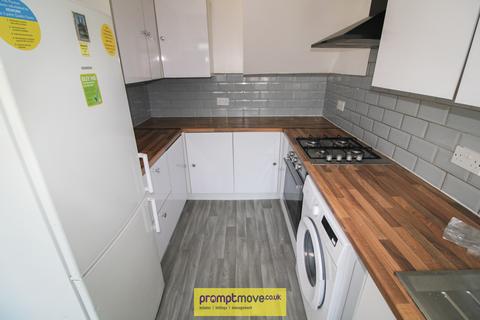 3 bedroom terraced house to rent, Connaught Road Luton LU4 8ES