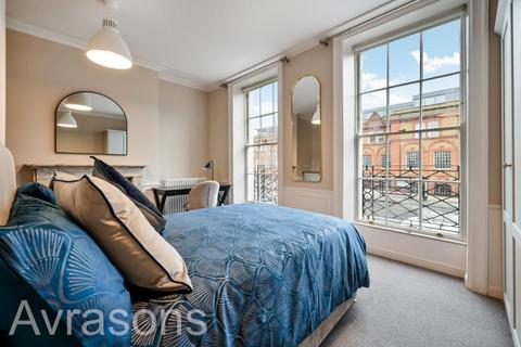 Studio to rent, Brixton Road, Oval