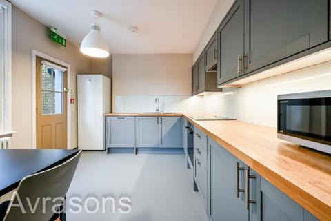 Studio to rent, Brixton Road, Oval