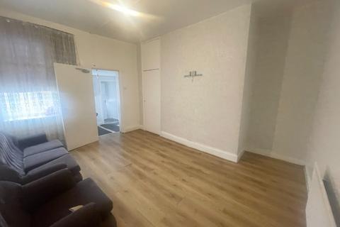 3 bedroom flat to rent, Strathmore Crescent, Newcastle upon Tyne NE4