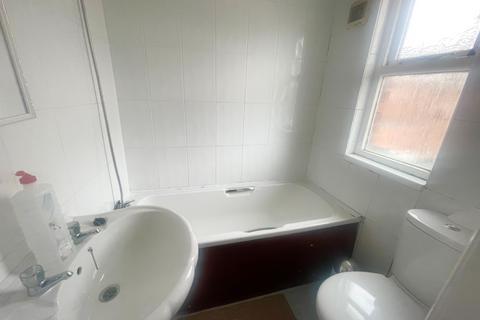3 bedroom flat to rent, Strathmore Crescent, Newcastle upon Tyne NE4
