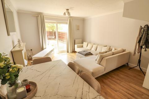 62 Rawlyn Close, Chafford Hundred, Grays, RM16 6BS
