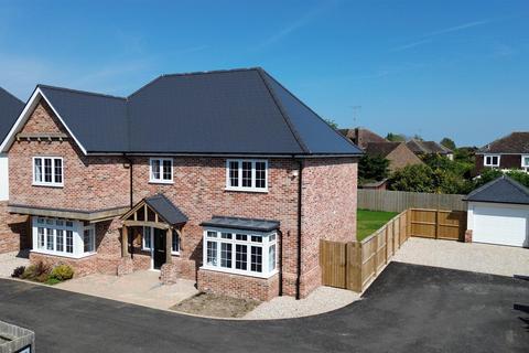 7 Mangapp Chase, Burnham-on-crouch, CM0 8QQ