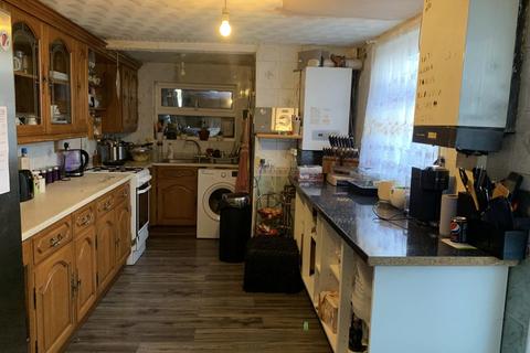 3 bedroom terraced house to rent, Chatsworth Road, Luton LU4