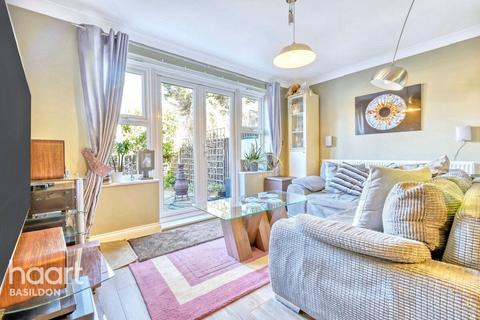 3 bedroom townhouse for sale, Cypress Close, Basildon
