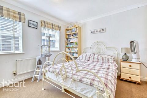 3 bedroom townhouse for sale, Cypress Close, Basildon