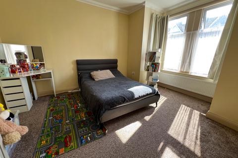 4 bedroom terraced house to rent, Mortlake Road, Ilford IG1