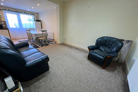 4 bedroom terraced house to rent, Mortlake Road, Ilford IG1