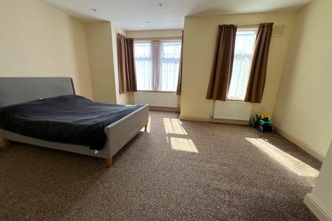 4 bedroom terraced house to rent, Mortlake Road, Ilford IG1