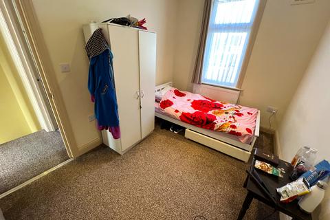 4 bedroom terraced house to rent, Mortlake Road, Ilford IG1