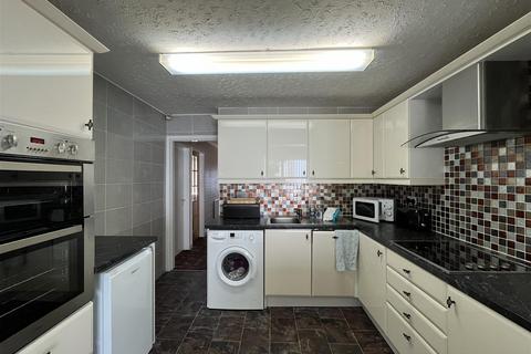2 bedroom semi-detached bungalow for sale, Caldene Avenue, Bradford BD12