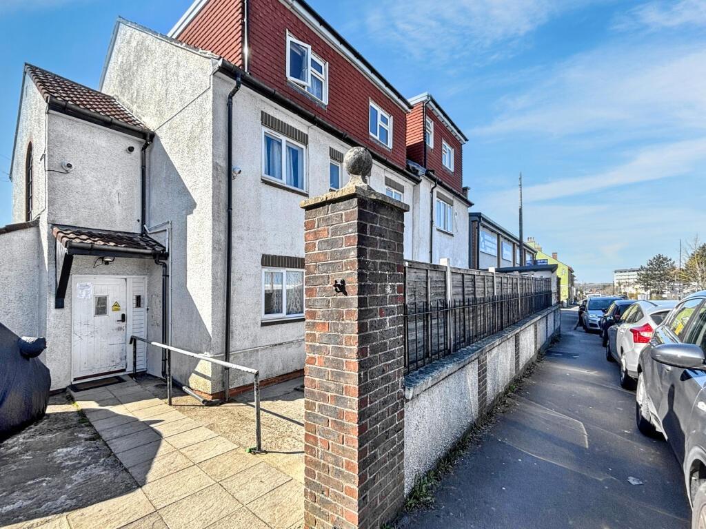 Charming exterior view of a well-maintained pro...