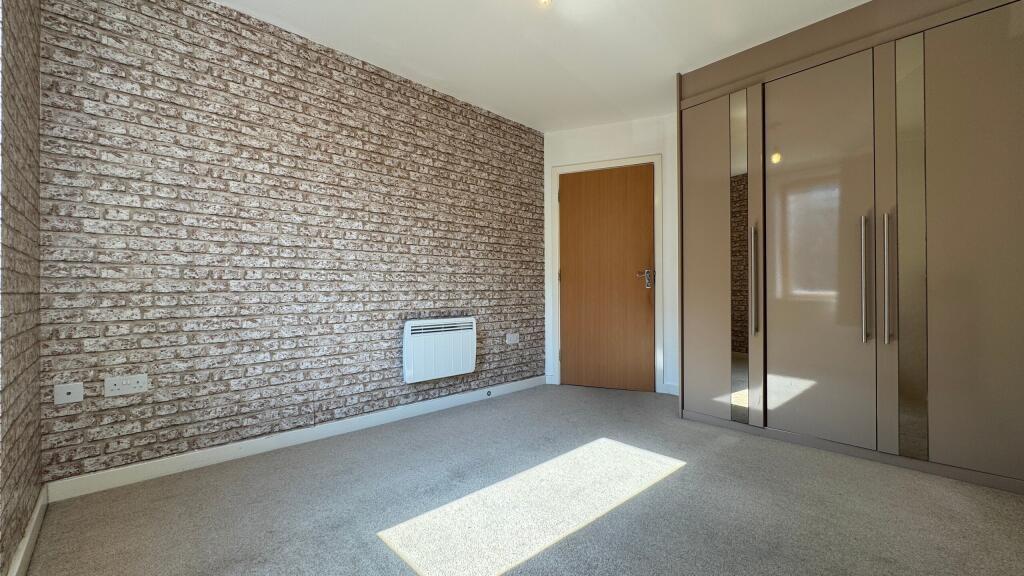 This inviting double bedroom features ample nat...