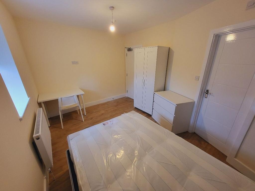 This inviting double bedroom features modern fu...
