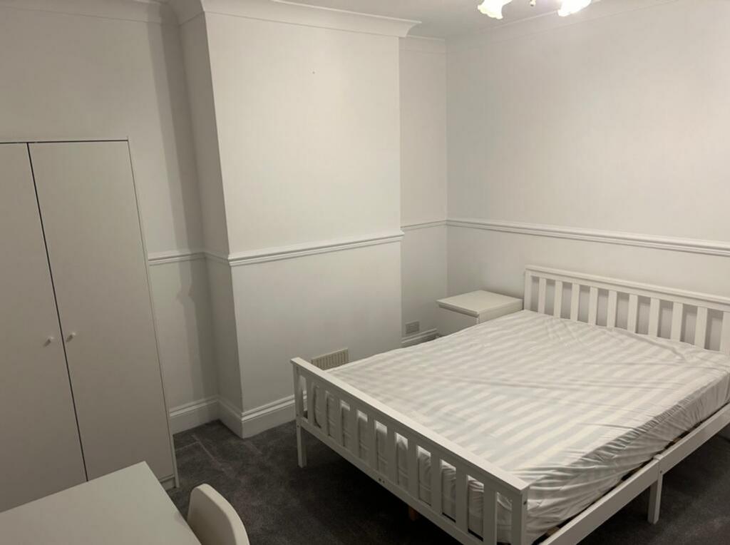 A spacious and tidy double bedroom perfect for ...