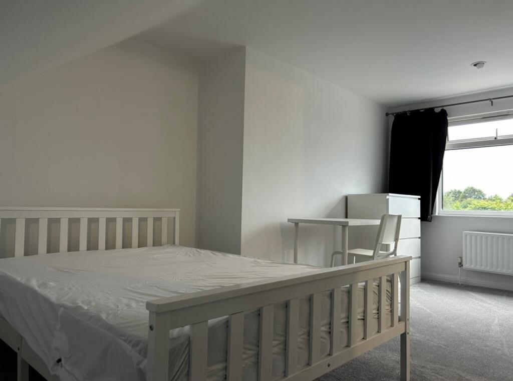A bright and spacious double bedroom, ideal for...