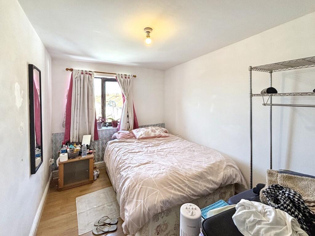 This inviting double bedroom features ample nat...
