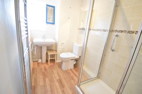 2 bedroom flat to rent, Uxbridge Road, Kingston Upon Thames