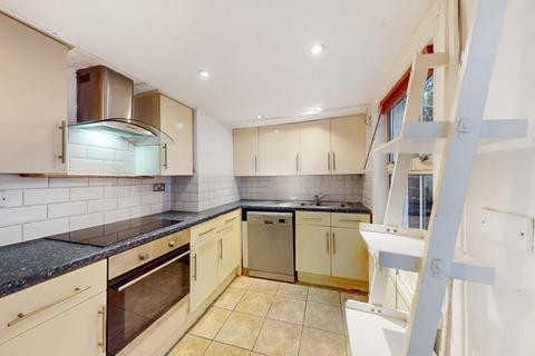 1 bedroom in a flat share to rent, Double Room In A House Share All Bills Inclusive To Let  Woodstock Terrace  E14