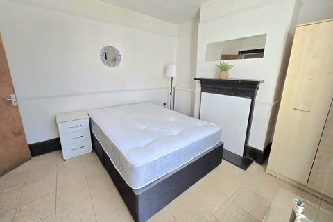1 bedroom in a flat share to rent, Double Room In A House Share All Bills Inclusive To Let  Woodstock Terrace  E14